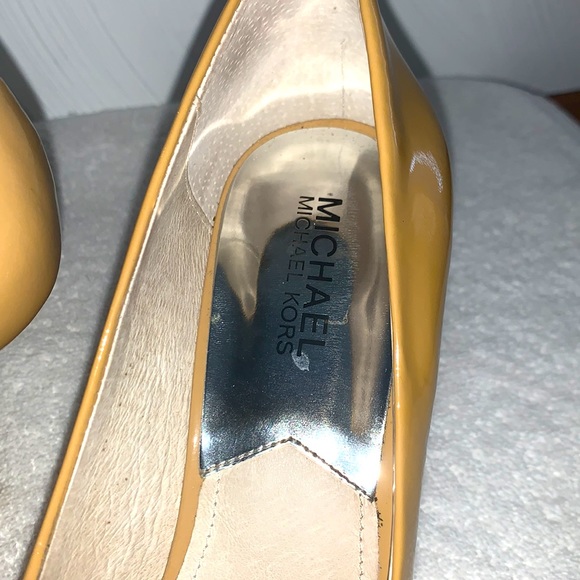 Micheal Kors Sz 8 Dijon mustard color heels w/ pointy toe - Picture 2 of 6